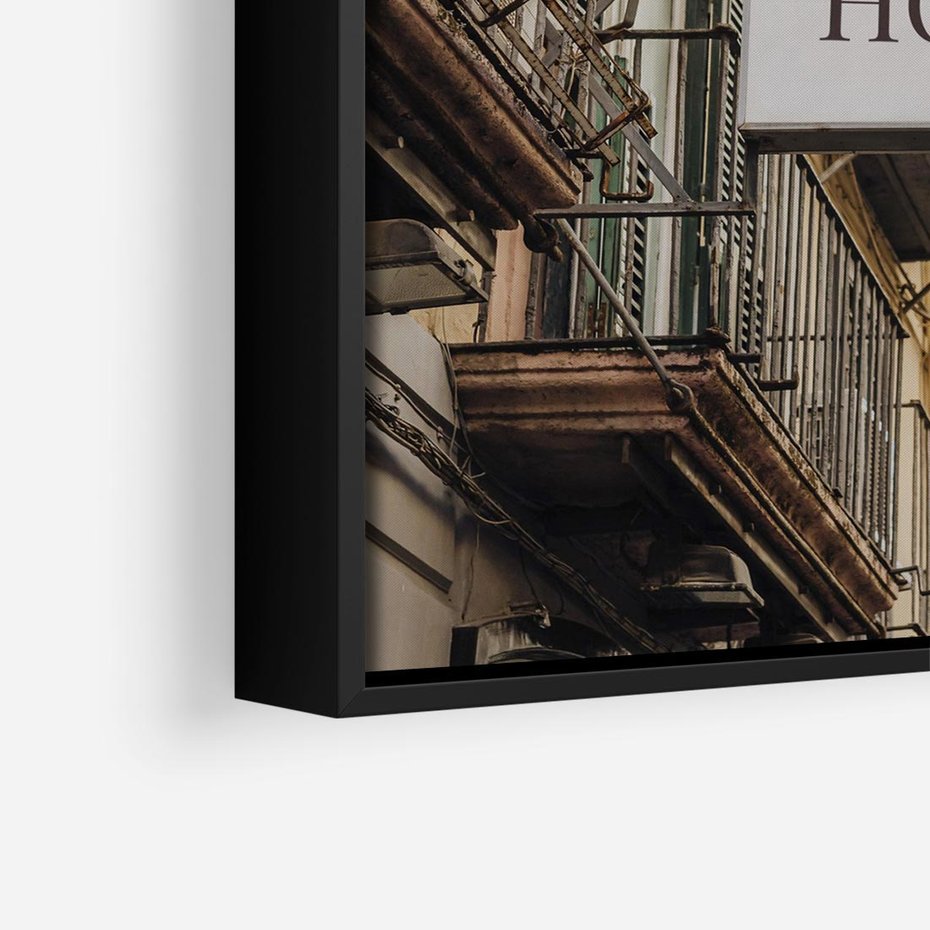 Obraz w ramie 50x50 - Magiczne Spacery - hotel, uliczka - rama czarna