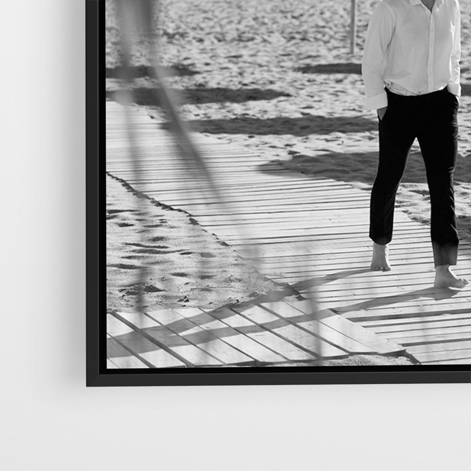 Obraz w ramie 70x100 - Wakacyjny Spacer - czarno białe zdjecie, plaża - rama czarna