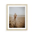 Plakat w ramie 40x50 - O Zachodzie Słońca - klimatyczna fotografia, postać biegnie po plaży - rama drewno