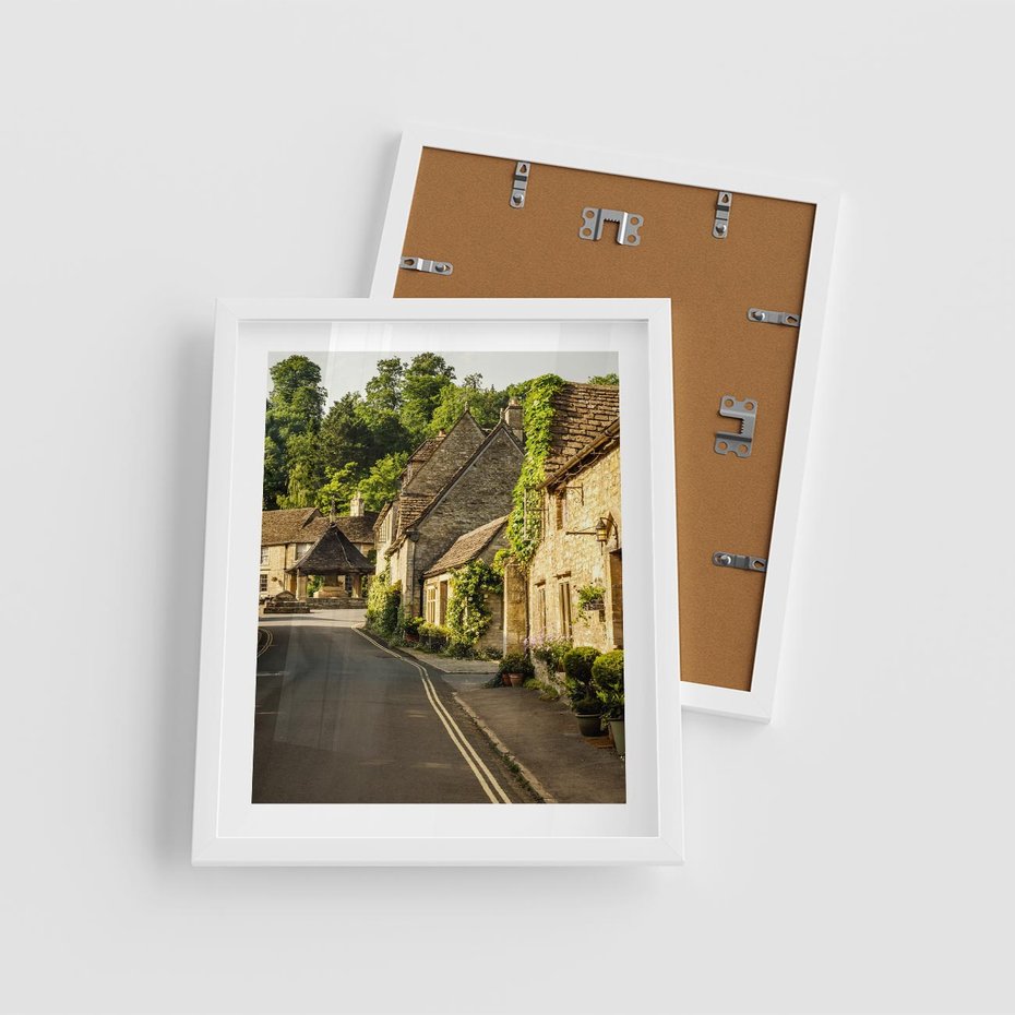 Plakat w ramie 40x50 - Magiczna podróż w głąb miasta - uliczka, perspektywa - rama biała