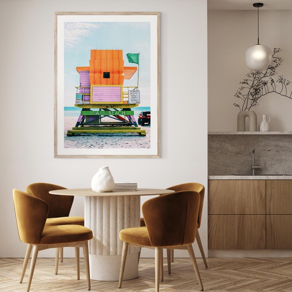Plakat w ramie 50x70 - Plaża Miami w Słoneczny Dzień - domek ratownika, kolorowy - rama drewno