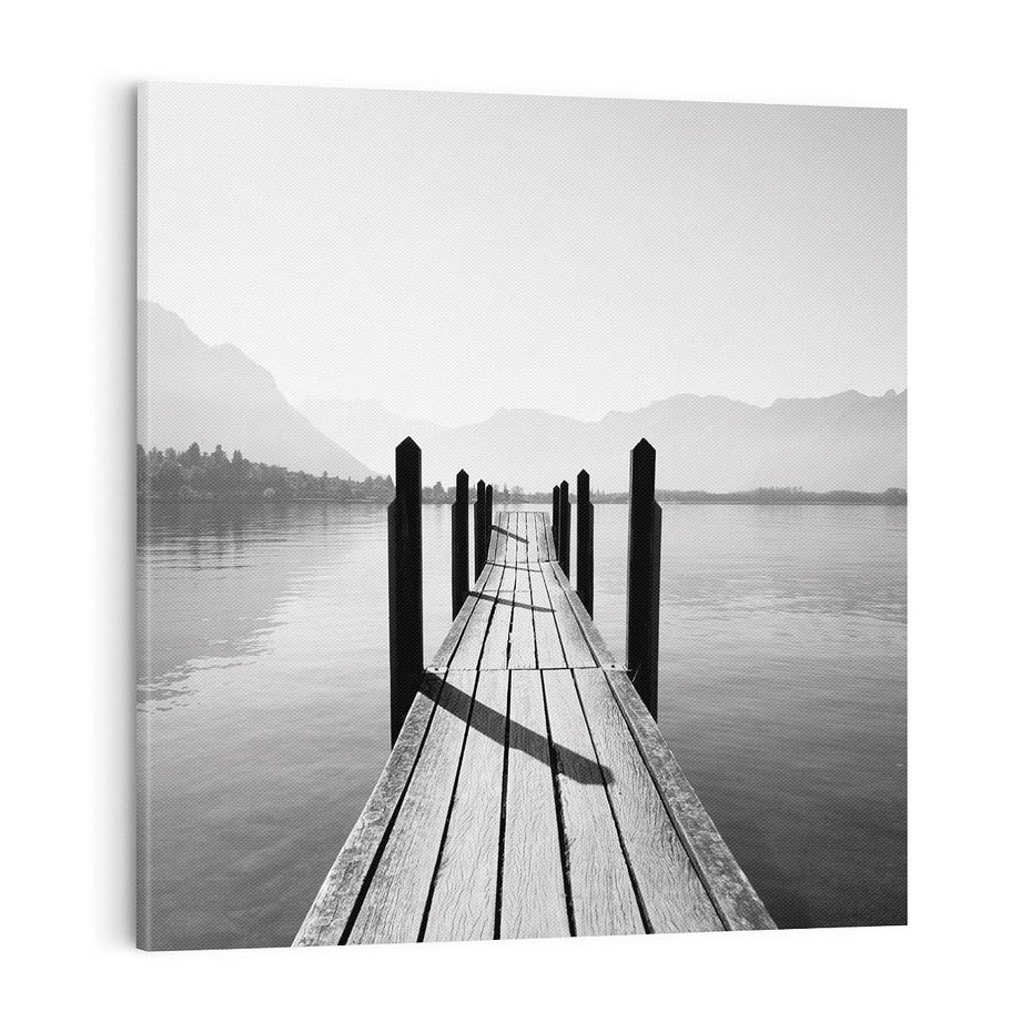 Obraz na płótnie 70x70 - Spokojna Przystań - czarno biała fotografia, drewniany pomost na jeziorze