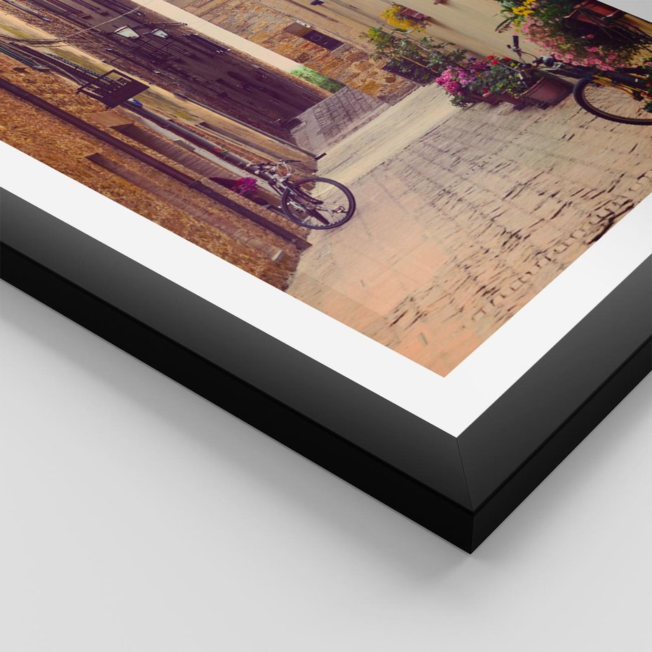 Plakat w ramie 30x40 - Rowerowa przygoda w uliczkach pełnych perspektywy - uliczka, perspektywa - rama czarna