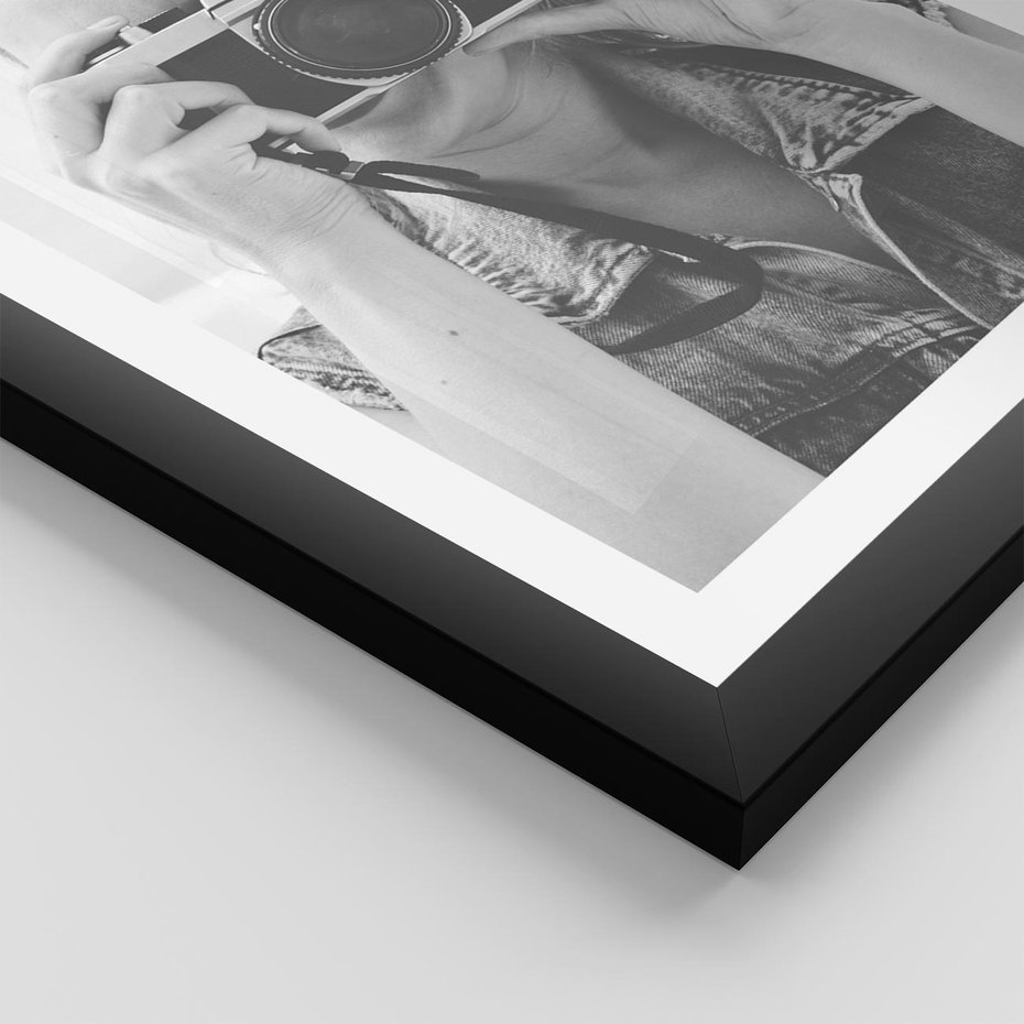 Plakat w ramie 30x40 - Zrób mi Zdjęcie - fotografia, kobieta z aparatem - rama czarna