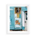 Plakat w ramie 50x70 - Nostalgiczna Podróż - stara przyczepa kempingowa, niebieskie kolory - rama biała