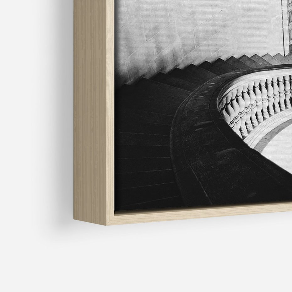 Obraz w ramie 70x100 - Po Schodach w Dół - czarno białą fotgrafia, zakręcone schody w starek kamienicy - rama drewno