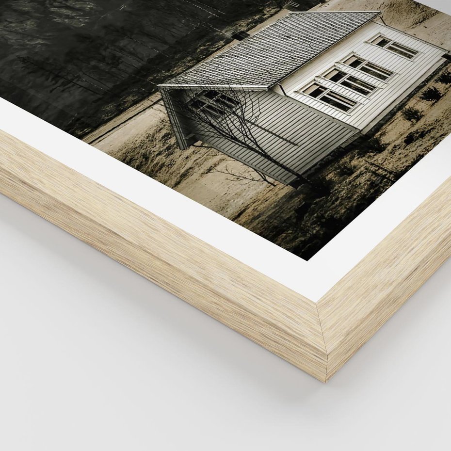 Plakat w ramie 40x50 - Ciepło i Urok Górskiego Domku - domek w górach, sepia - rama drewno