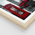 Plakat w ramie 40x50 - Uliczka z charakterystyczną budką w Londynie - Londyn, budka - rama drewno