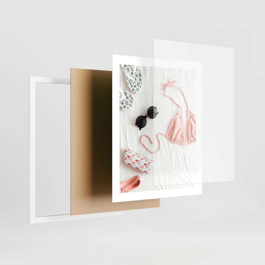 Plakat w ramie 40x50 - Letnia Elegancja na Plaży - kompozycja, elementy stroju na plażę - rama biała