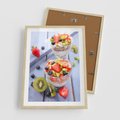 Plakat w ramie 50x70 - Świeżość i Zdrowie - sałatka, owoce - rama drewno