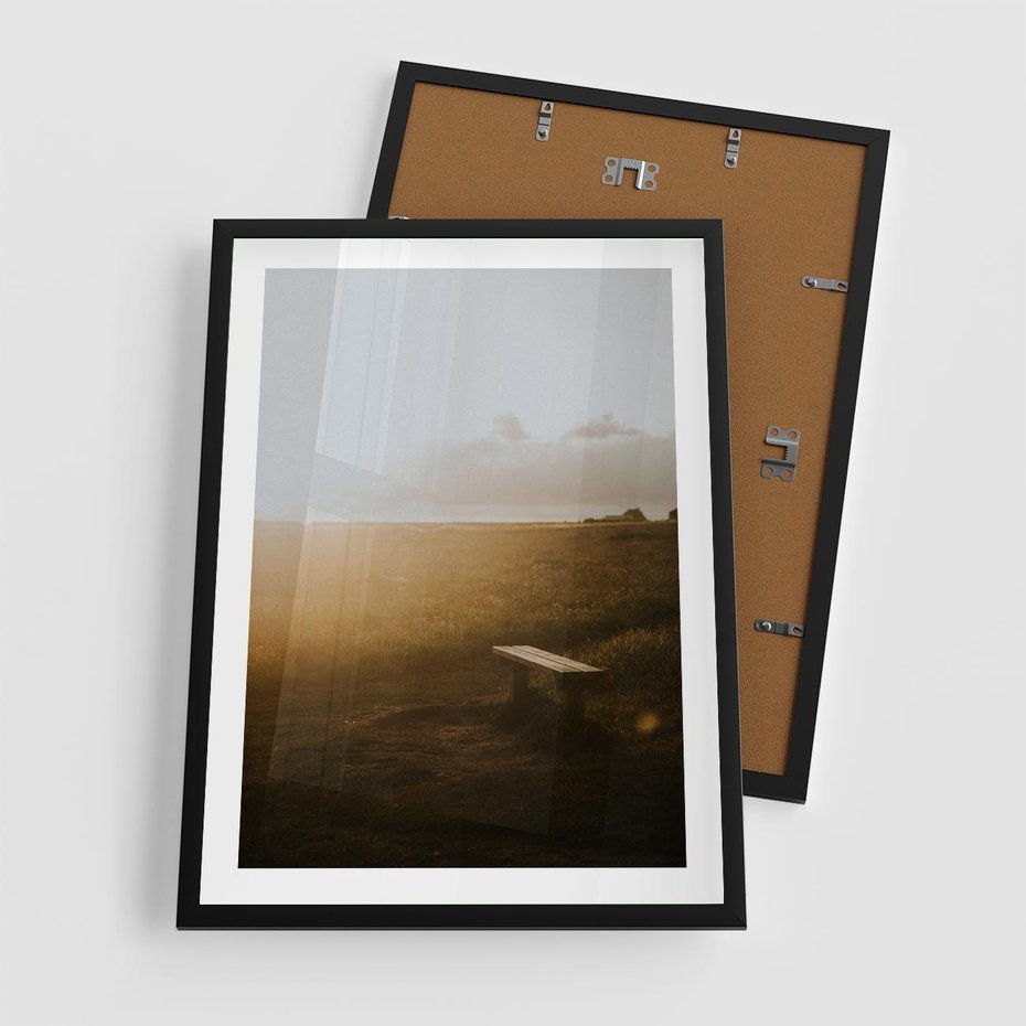 Plakat w ramie 50x70 - Mglisty zachód słońca na ławeczce - mgła, zachód - rama czarna