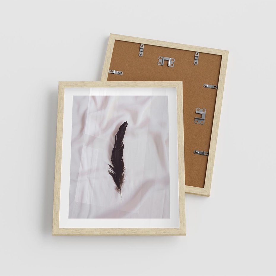 Plakat w ramie 40x50 - Prosta Elegancja - czarne pióro na białej pościeli, minimalizm - rama drewno