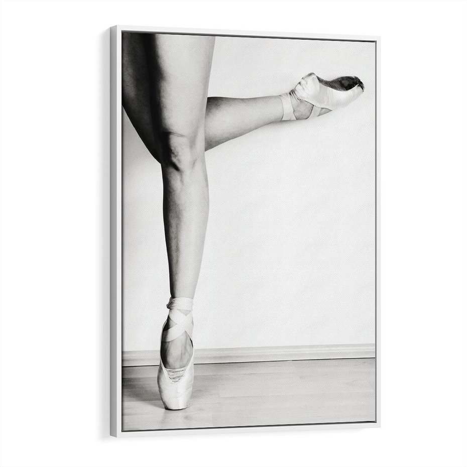 Obraz w ramie 80x120 - Tańcząca Delikatność - artystyczne zdjęcie, odcienie szarości - rama biała