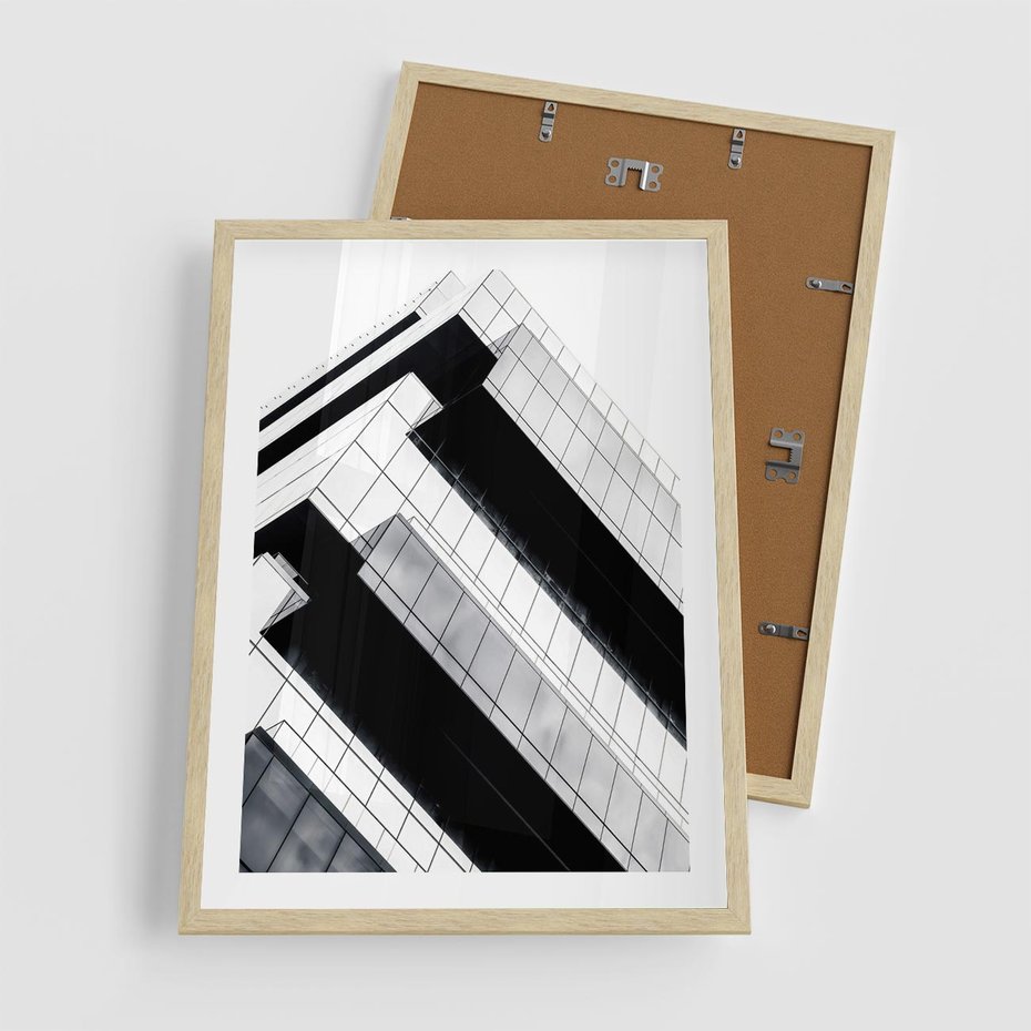 Plakat w ramie 50x70 - Nowoczesna Surowość: Wieżowiec na Czarno-Białej Grafice - architektura, wieżowiec - rama drewno