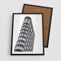 Plakat w ramie 50x70 - Wieżowiec na Monochromatycznym Obrazie - architektura, wieżowiec - rama czarna