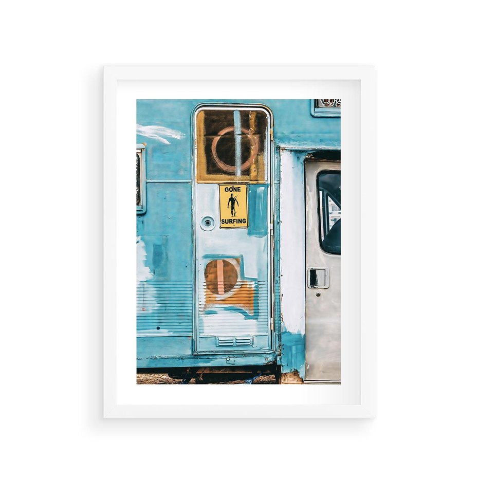 Plakat w ramie 30x40 - Nostalgiczna Podróż - stara przyczepa kempingowa, niebieskie kolory - rama biała