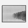 Obraz w ramie 70x50 - Mglisty Brzeg Jeziora - czarno białe zdjęcie, zamglone jezioro - rama czarna