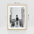 Plakat w ramie 30x40 - Poranki w Paryżu - czarno białe zdjęcie, kobieta w prześcieradle na balkonie - rama drewno