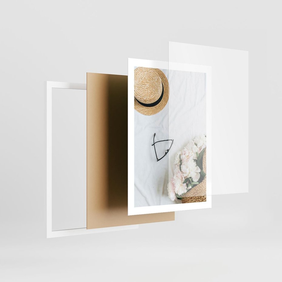 Plakat w ramie 50x70 - Urok Kobiecej Fotografii - kompozycja kobieca, fotografia - rama biała
