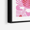 Obraz w ramie 50x70 - Roztańczone Kraby - różowe kwiaty i kraby, abstrakcyjna kompozycja - rama czarna