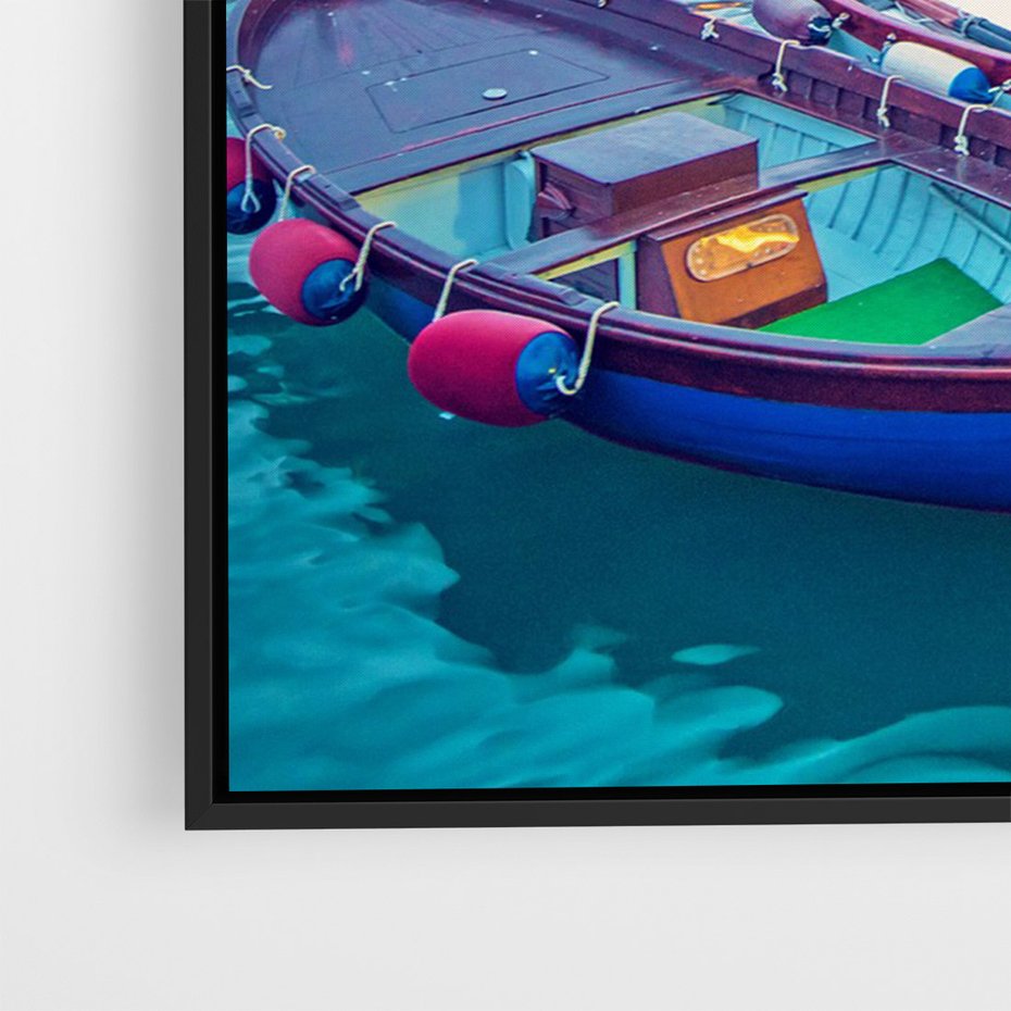 Obraz w ramie 70x100 - Tańczące kolory zachodu - nadmorskie kolorowe miast, kolorowe budynki na brzegu - rama czarna