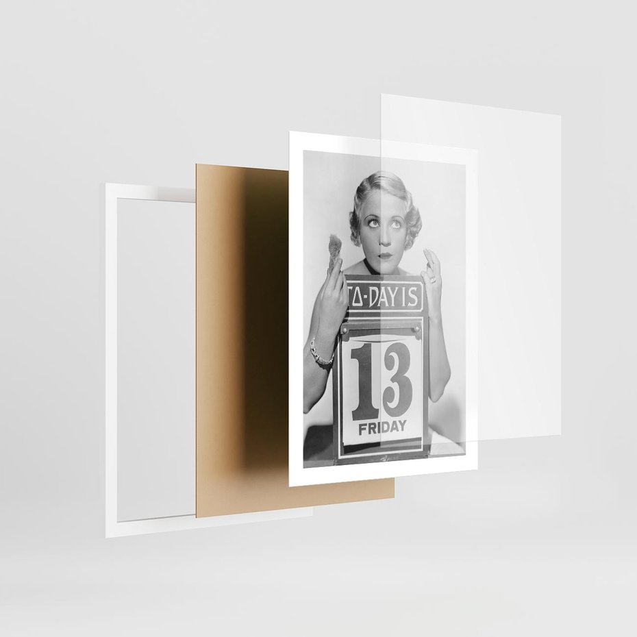 Plakat w ramie 50x70 - Czy to Pech - retro zdjęcie, czarno białe - rama biała