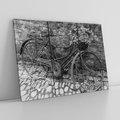 Obraz na płótnie 120x80 - Zapomniany Urok - czarno biała fotografia, stary rower oparty o mur