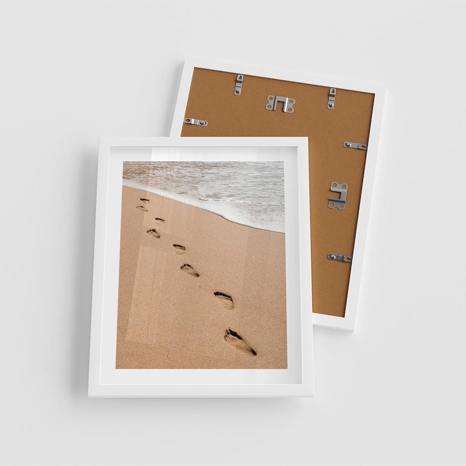 Plakat w ramie 40x50 - Ślady Stóp na Plaży: Spacer nad Morzem - plaża, ślady stóp na piasku - rama biała