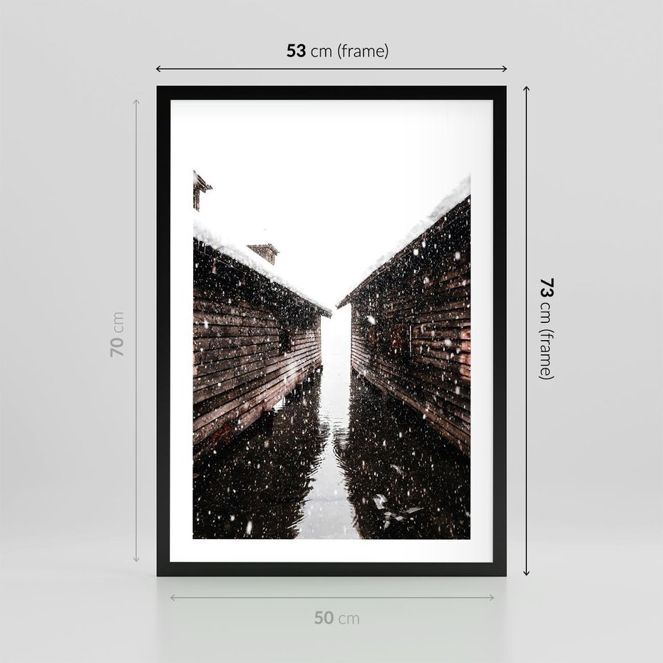 Plakat w ramie 50x70 - Spadający Śnieg - domek górski, w zimie - rama czarna