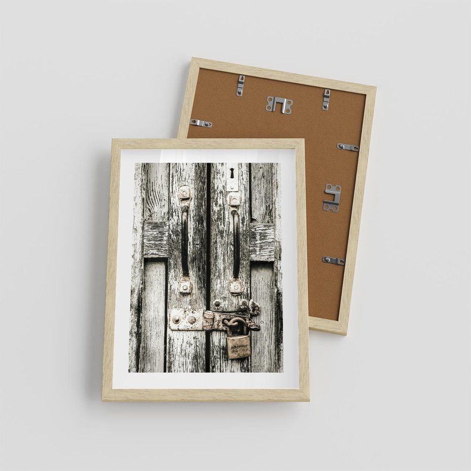 Plakat w ramie 30x40 - Retro Drzwi: Zamknięta Tajemnica - stare drzwi, kłódka - rama drewno