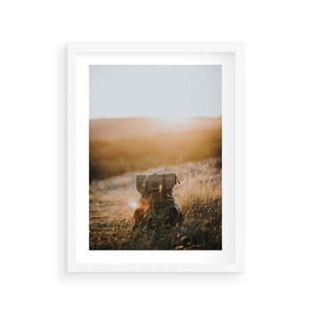 Plakat w ramie 30x40 - Podróżniczy bukiet na łące - plecak, podróż - rama biała