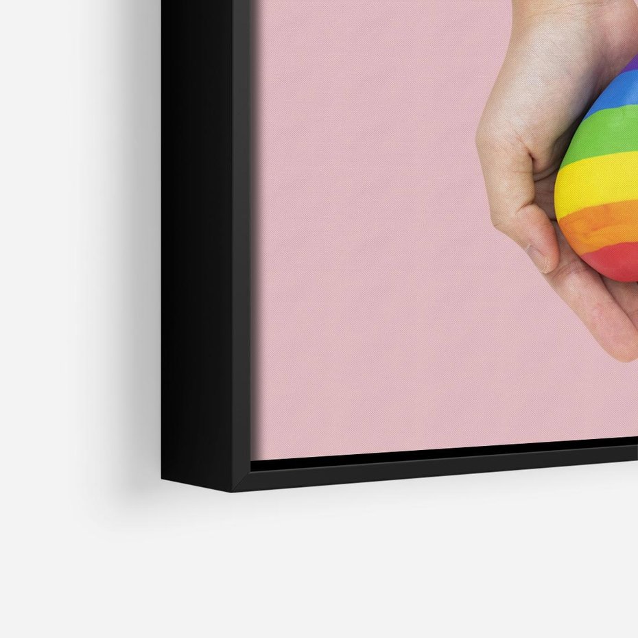 Obraz w ramie 50x50 - Miłość na Dłoniach - zdjęcie, dłonie trzymają ulepione tęczowe serce - rama czarna