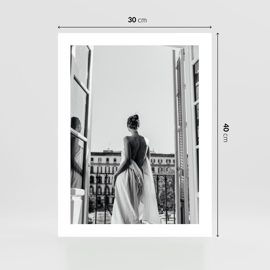 Plakat bez ramy 30x40 - Poranki w Paryżu - czarno białe zdjęcie, kobieta w prześcieradle na balkonie