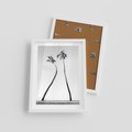 Plakat w ramie 30x40 - Samotne Palmy - czarno biała fotografia, dwie samotne palmy - rama biała
