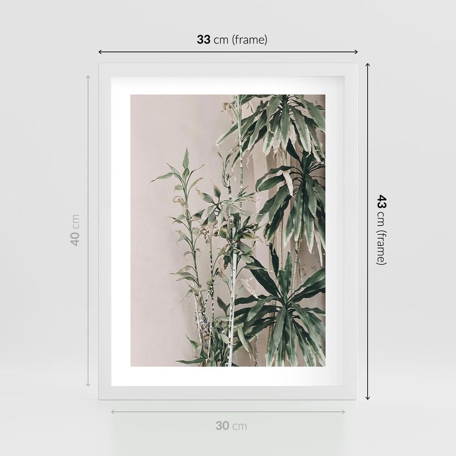 Plakat w ramie 30x40 - Egzotyczna Kompozycja - liście, rośliny tropikalne na tle ściany - rama biała