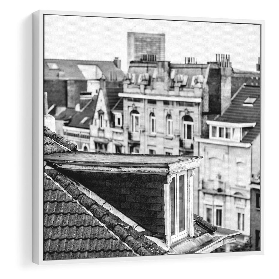 Obraz w ramie 50x50 - Miasto w Retro Odsłonie - fotografia czarno biała, ujęcie na dachy wielkiego miasta - rama biała