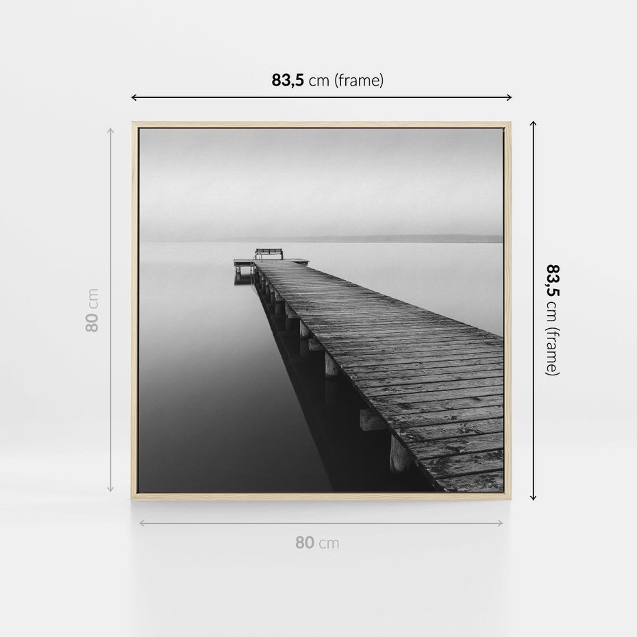 Obraz w ramie 80x80 - Mglista Perspektywa - czarno biała fotografia, drewniany pomost na jeziorze - rama drewno