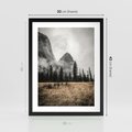 Plakat w ramie 30x40 - Mglisty Pejzaż Górski: Urok Niewidzialnośc - góry, krajobraz - rama czarna