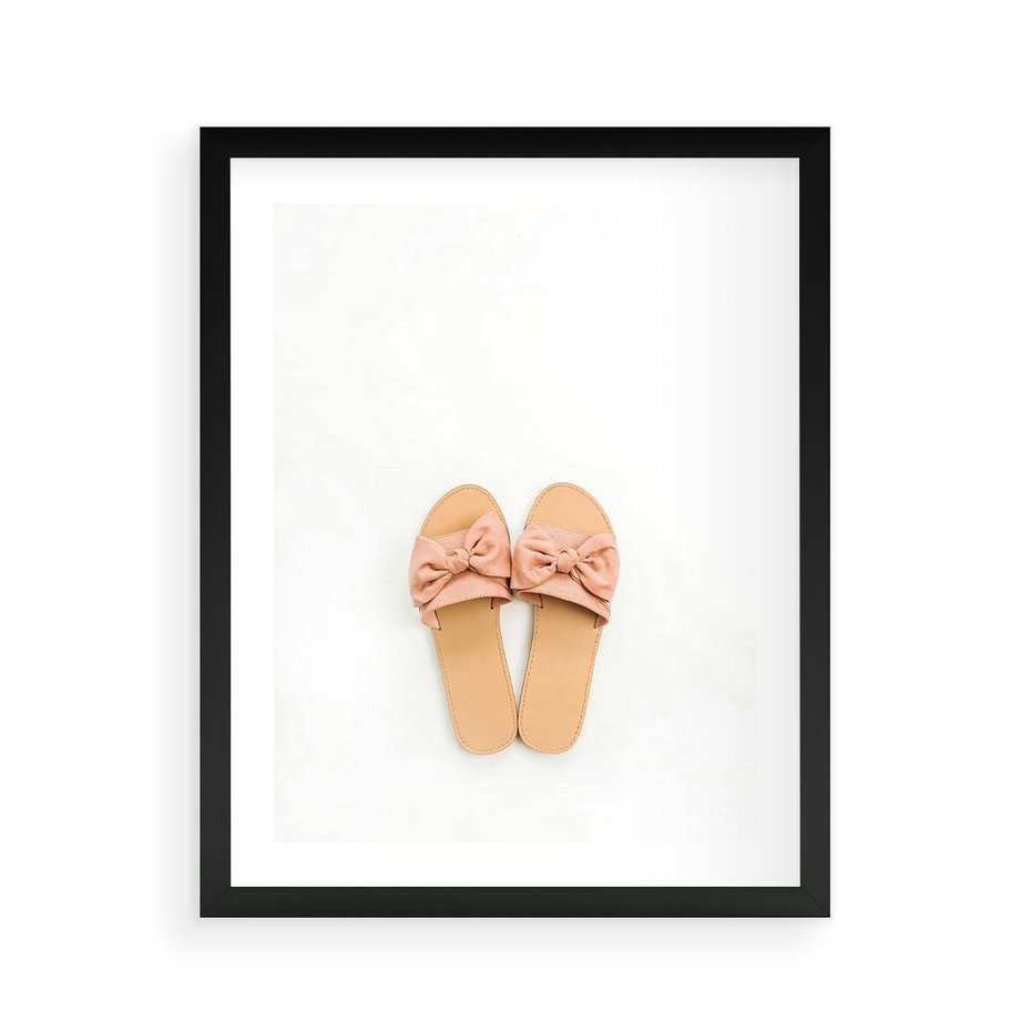 Plakat w ramie 40x50 - Minimalistyczna Moda: Klapki na Białym Tle - klapki, minimalizm - rama czarna