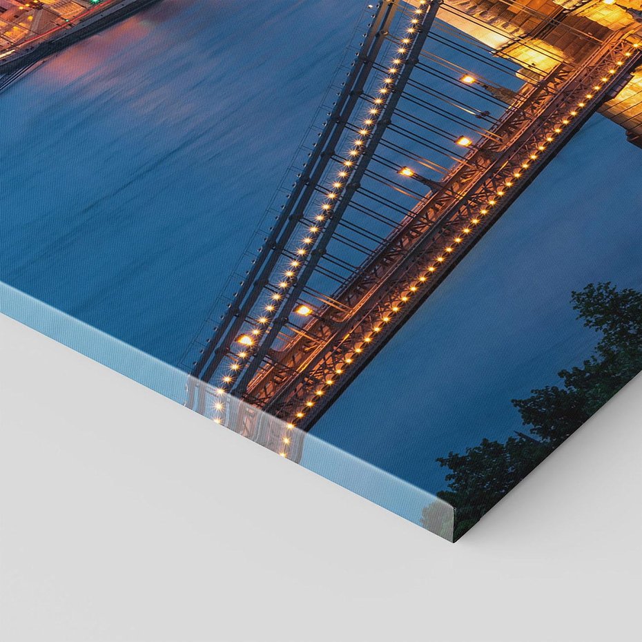Obraz na płótnie 50x70 - Mostowe miasto nocą - miasto, most