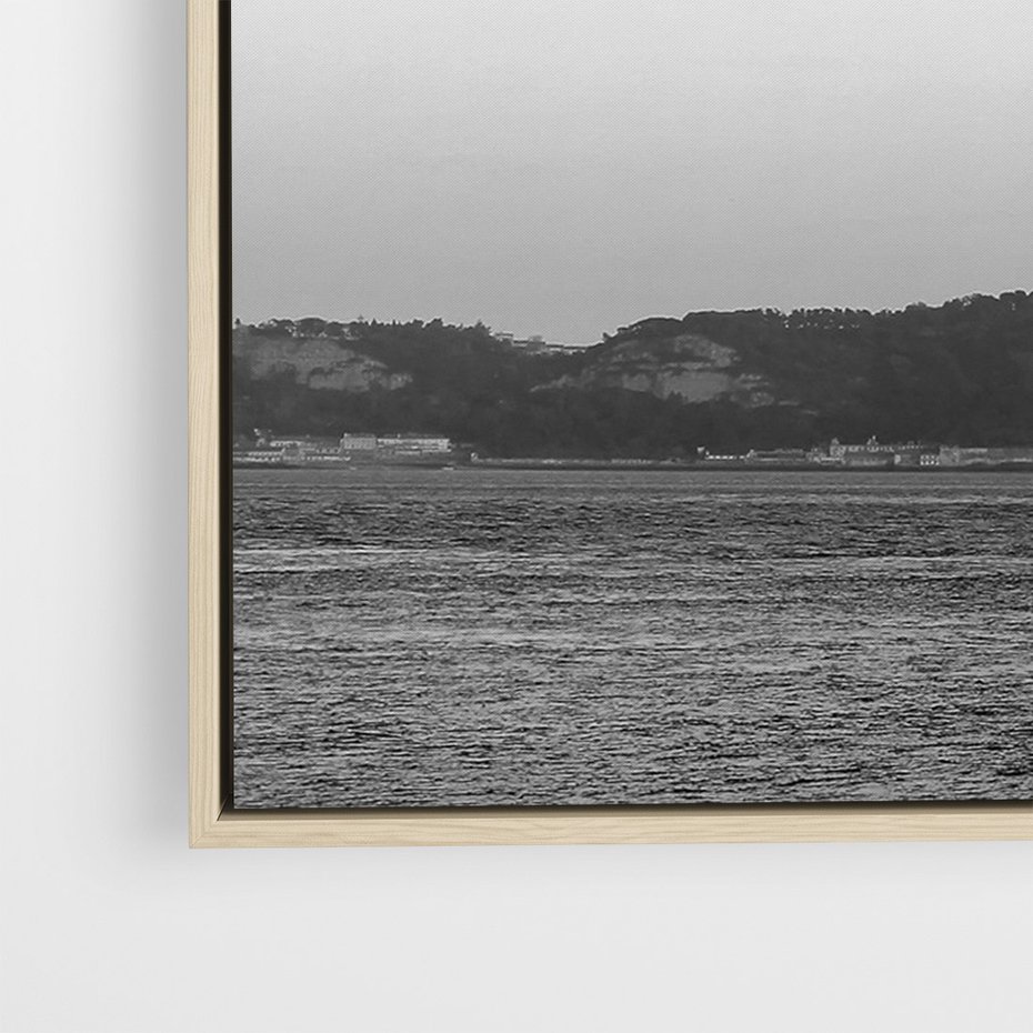 Obraz w ramie 80x120 - Majestatyczny Most - czarno biała fotografia, czerwony stalowy most nad rzeką - rama drewno