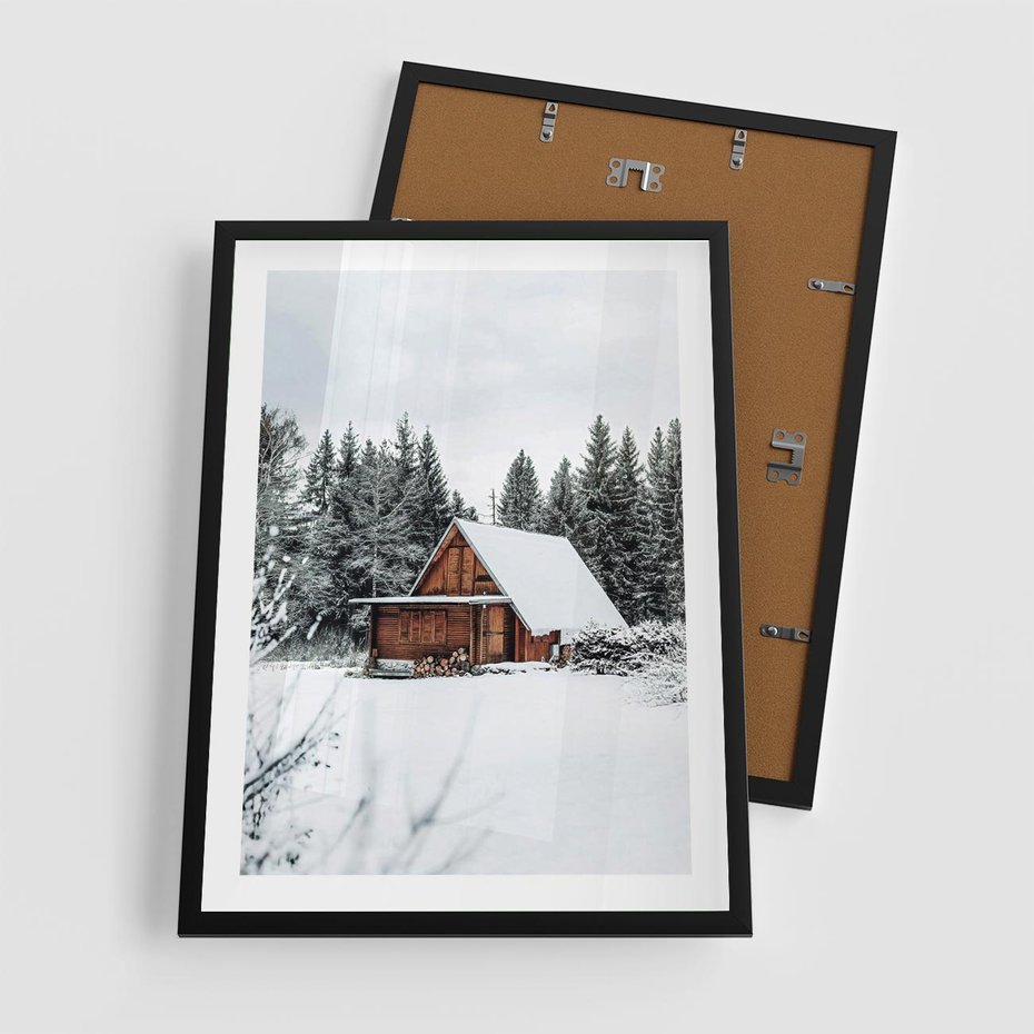 Plakat w ramie 50x70 - Ujęcie zimy w Górach - domek w górach w zimie, śnieg - rama czarna