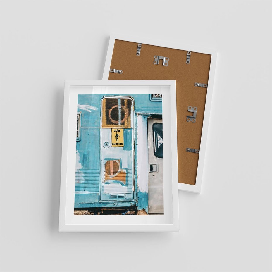 Plakat w ramie 30x40 - Nostalgiczna Podróż - stara przyczepa kempingowa, niebieskie kolory - rama biała