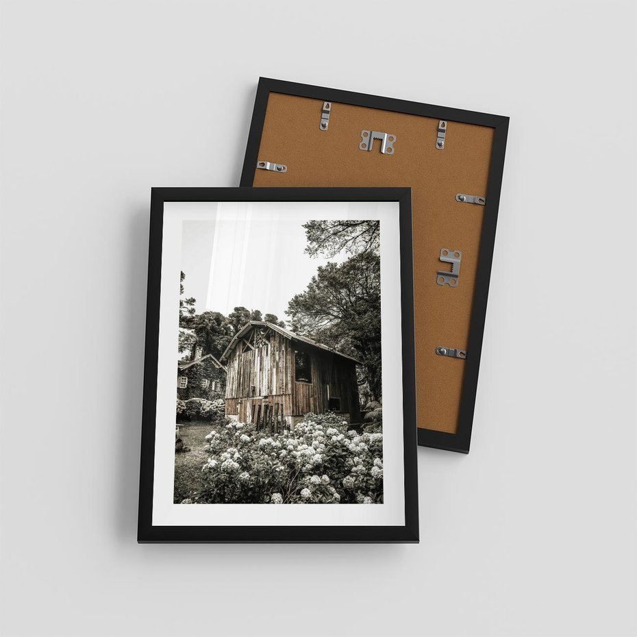 Plakat w ramie 30x40 - Oaza Uroku: Drewniana Chatka i Ogród - domek, ogród - rama czarna