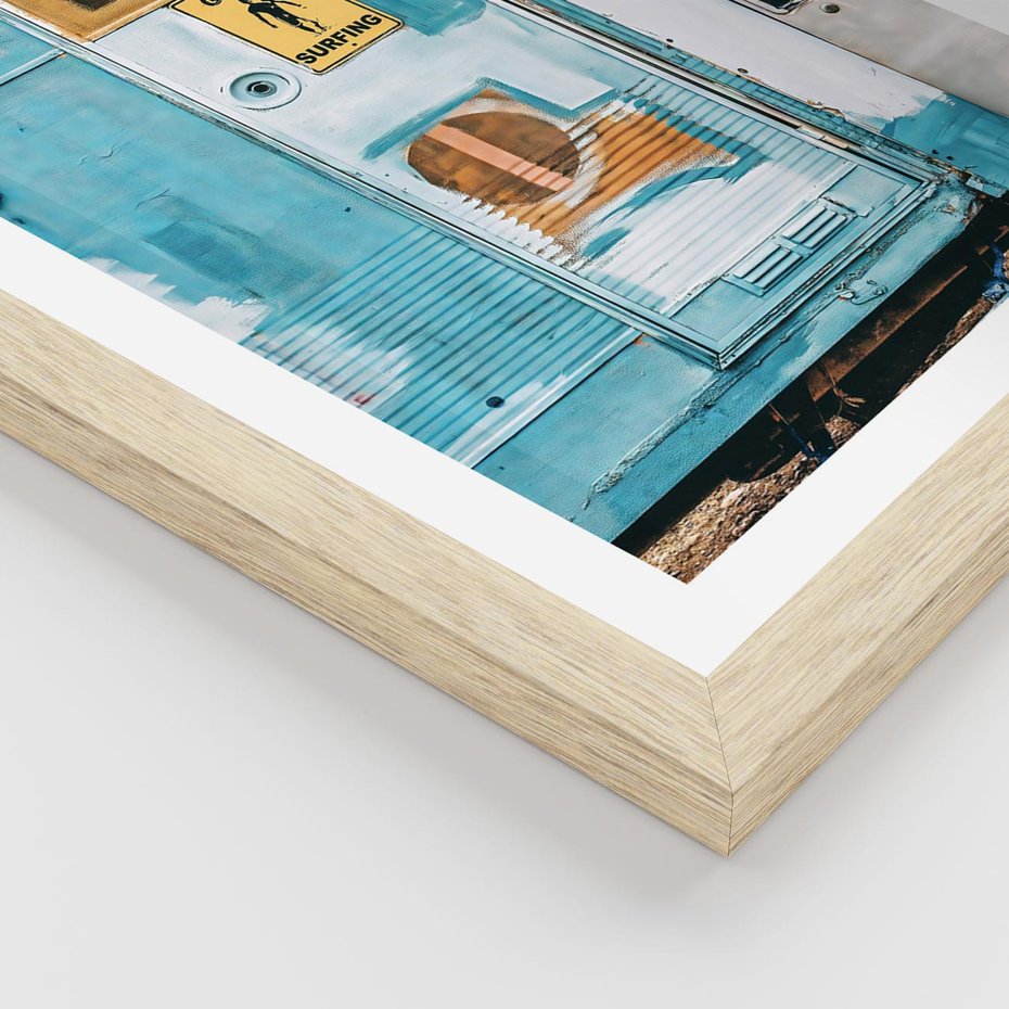 Plakat w ramie 40x50 - Nostalgiczna Podróż - stara przyczepa kempingowa, niebieskie kolory - rama drewno