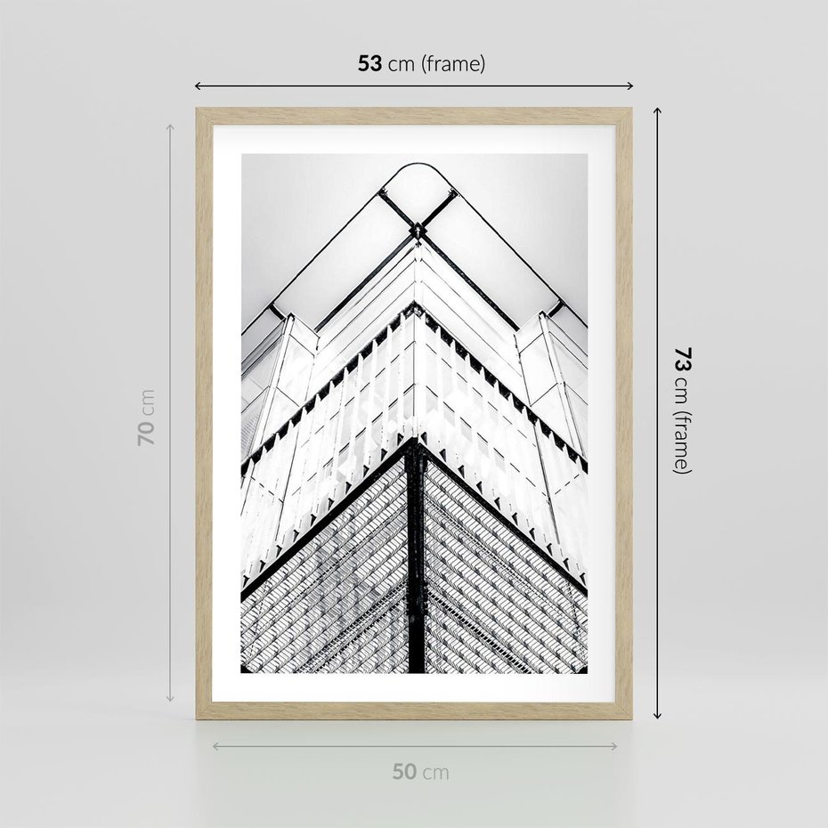 Plakat w ramie 50x70 - Elegancja Współczesnej Architektury: Wieżowiec w Monochromii - nowoczesna architektura, czarno biała fotografia - rama drewno