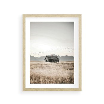 Plakat w ramie 50x70 - Wiejska Idylla - stary drewniany dom w polu suchej trawy, fotografia - rama drewno