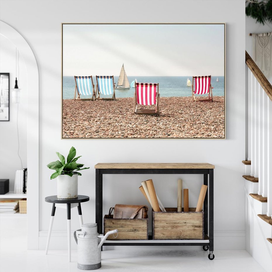 Obraz w ramie 70x50 - Letnia retro bajka - fotografia, pasiaste leżaki - rama drewno