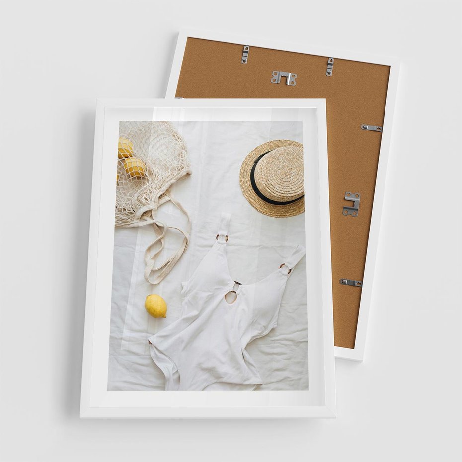 Plakat w ramie 50x70 - Moda na Wakacje: Cytrynowy Urok - kompozycja letnia, fashion - rama biała