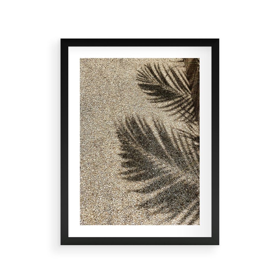 Plakat w ramie 30x40 - Plażowa Idylla - palma, cień na piasku - rama czarna